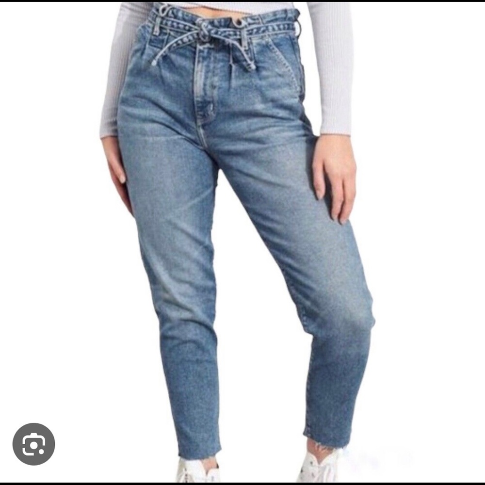 Hollister curvy mom jeans. Never worn, belt not included